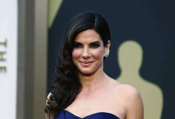 Capelli lunghi e mossi per Sandra Bullock