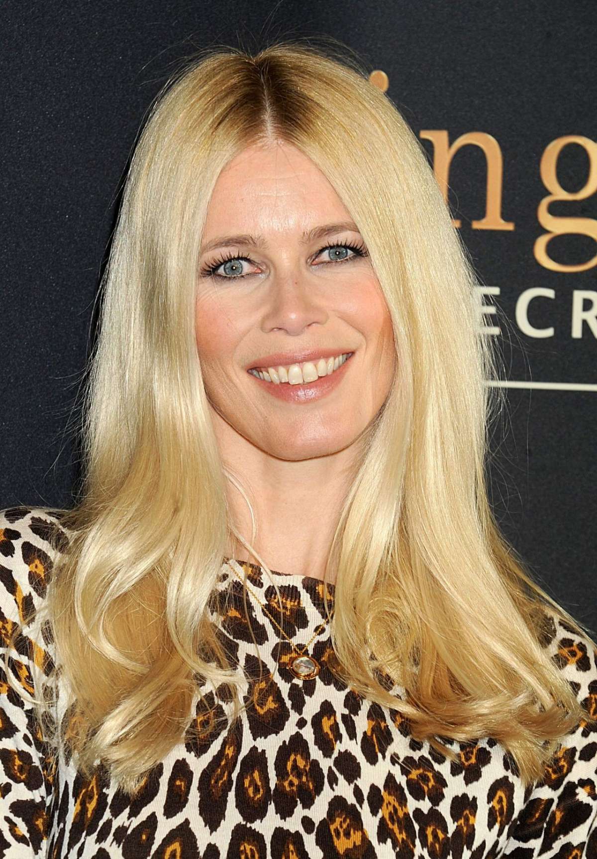 Claudia Schiffer con capelli lunghi biondi