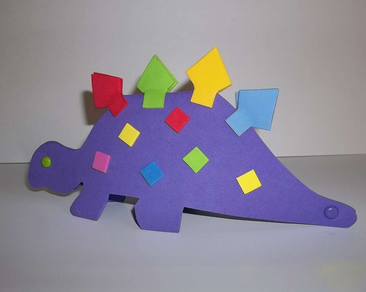 Dinosauro di cartoncino viola