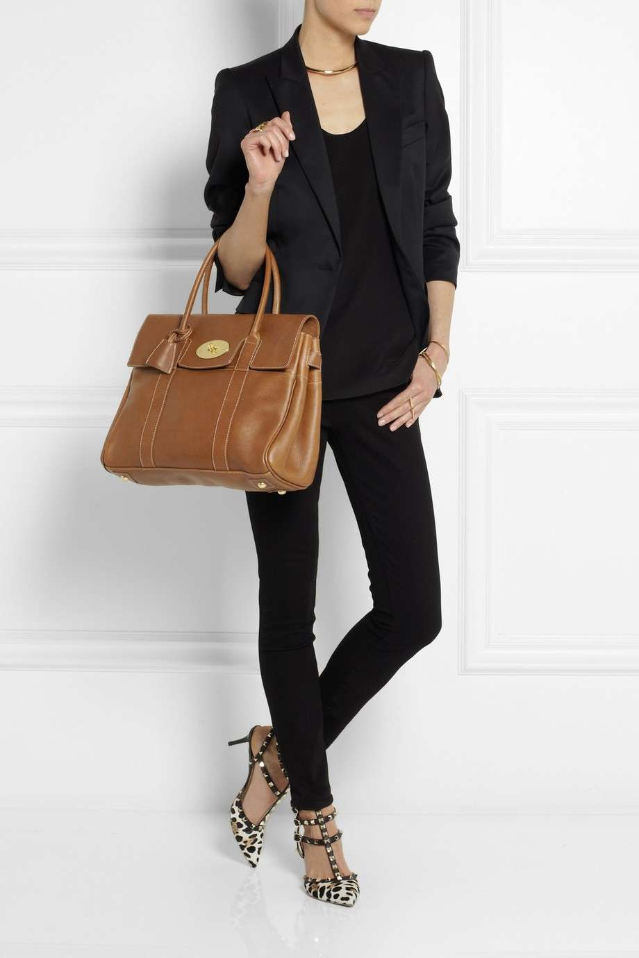 Giacca nera e borsa marrone