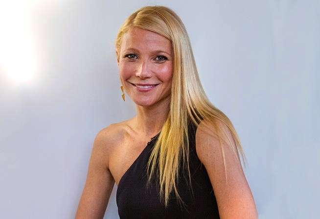 Gwyneth Paltrow con capelli lunghi lisci dopo i 40 anni