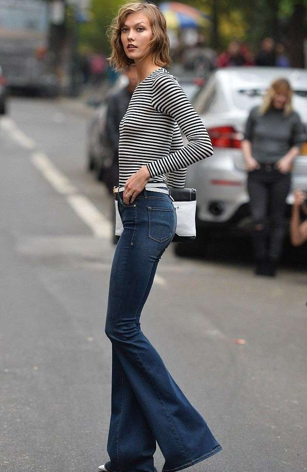 Karlie Kloss con jeans a zampa