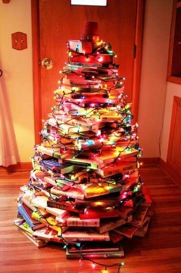 Libri e luci colorate per Natale