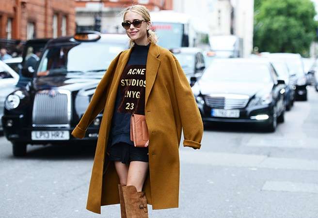 Look con cappotto marrone