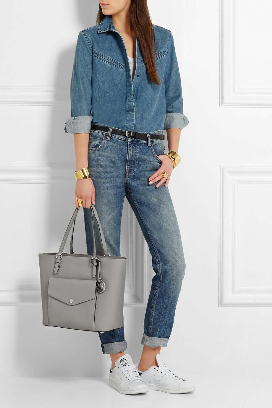 Look in denim con borsa grigia