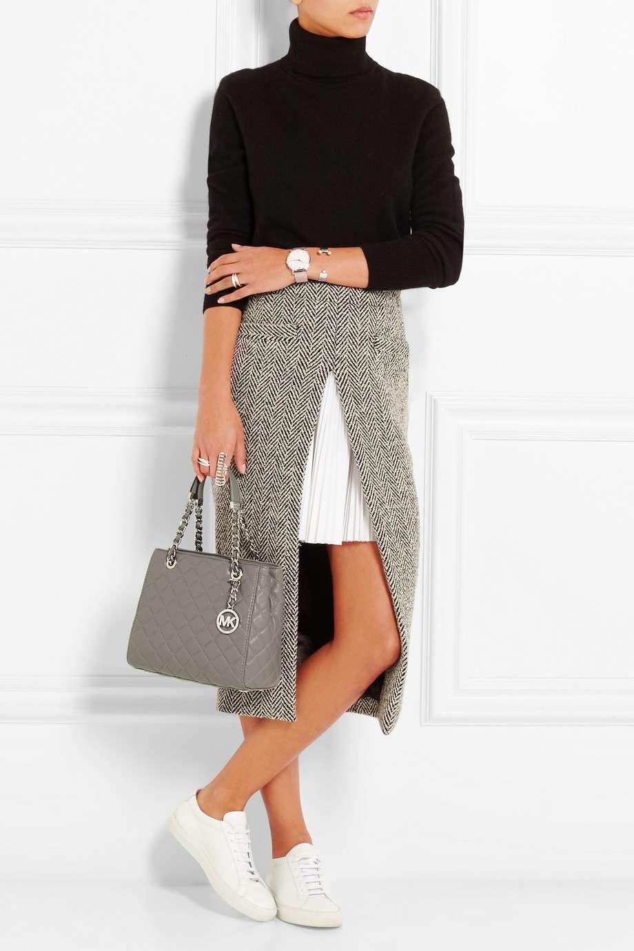 Outfit con borsa grigia