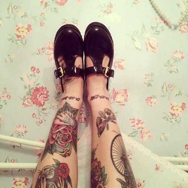 Tatuaggi old school con rose e fiori sulle gambe