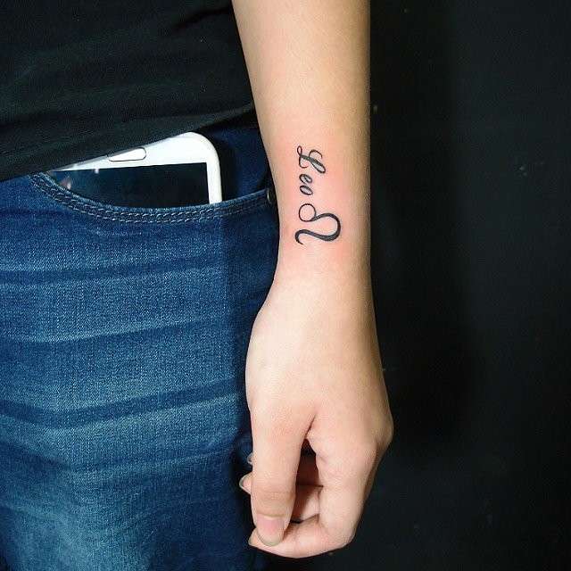 Tatuaggio con scritta segno zodiacale Leone