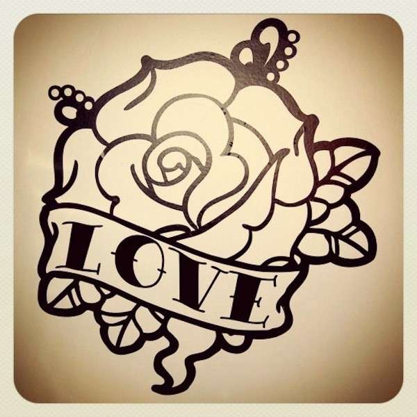 Tatuaggio old school con rosa classica