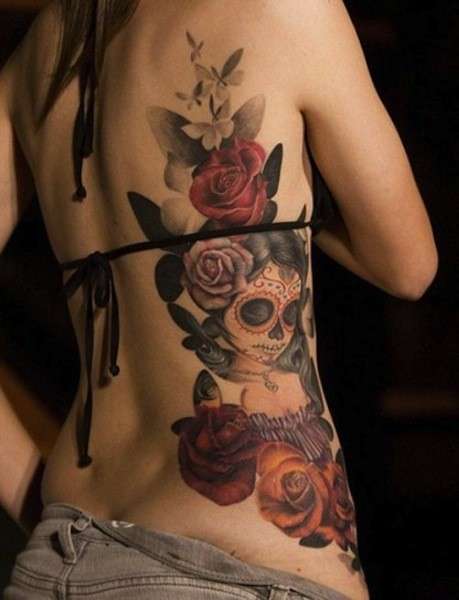 Tatuaggio old school con teschio messicano e rose
