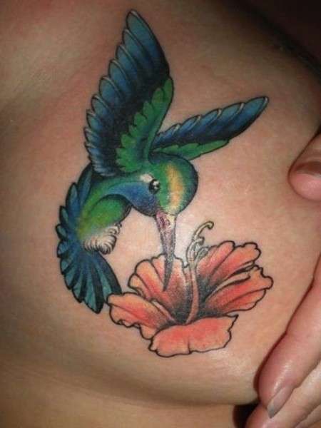 Tatuaggio old school fiore e colibrì