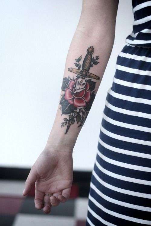 Tatuaggio old school rosa e spada sul braccio