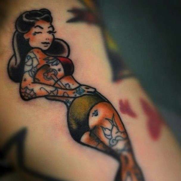 Tatuaggio pin up stile old school