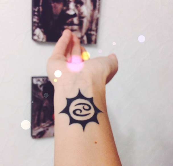 Tatuaggio segno Cancro con sole