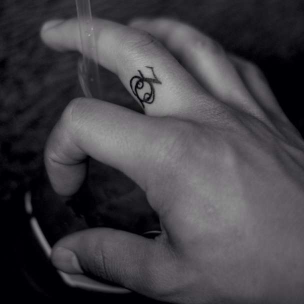 Tatuaggio segno Cancro sul dito