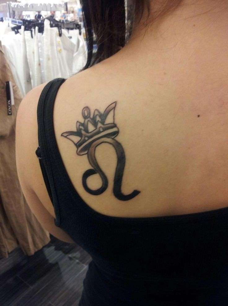 Tatuaggio segno zodiacale Leone con corona