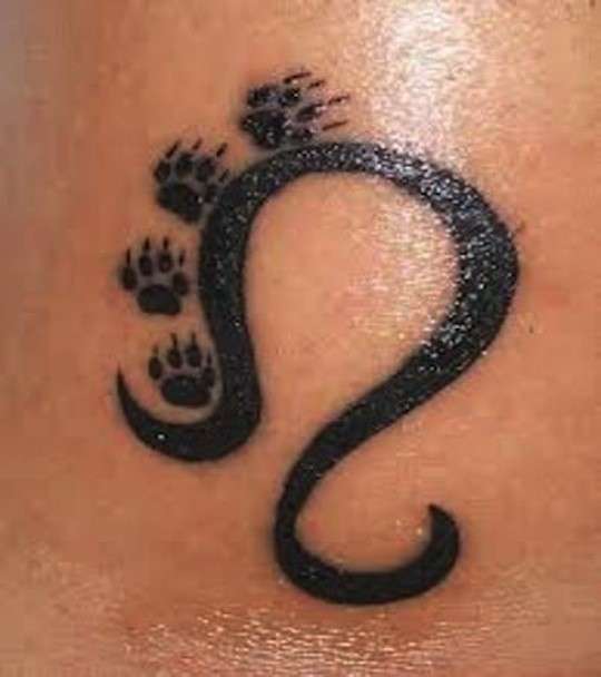 Tatuaggio segno zodiacale Leone con zampe