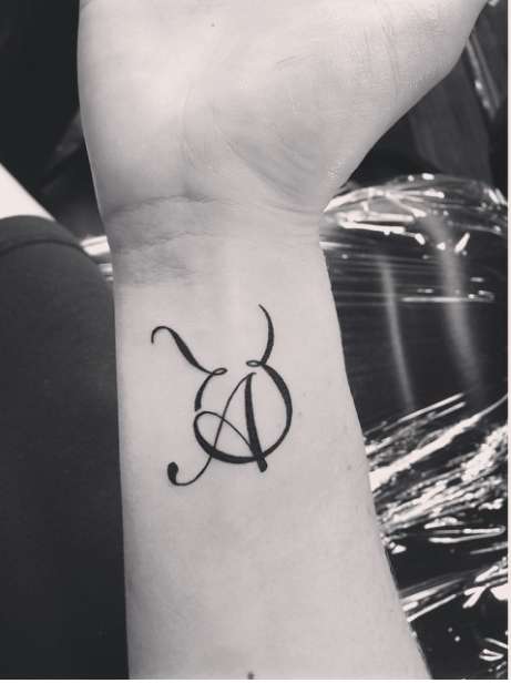 Tatuaggio Toro con lettera A