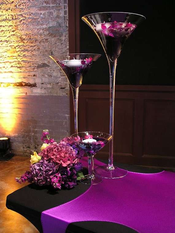 Vasi a forma di bicchieri con fiori