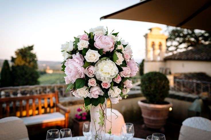 Vaso in vetro con bouquet di rose