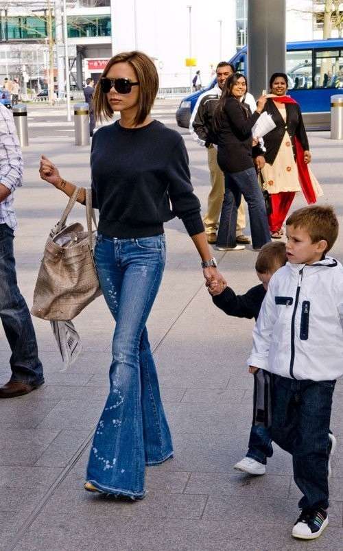 Victoria Beckham con jeans a zampa