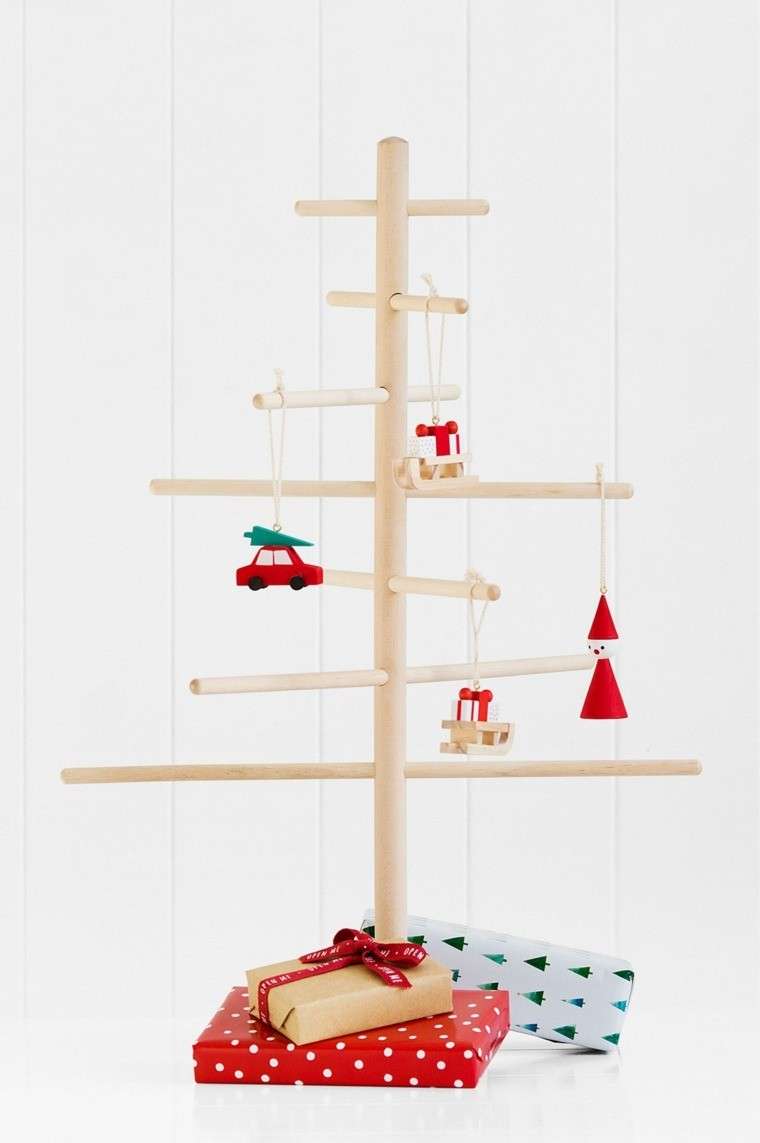 Albero di Natale di legno con piccoli decori