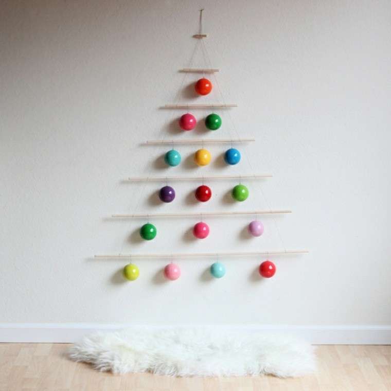 Albero natalizio con palline colorate
