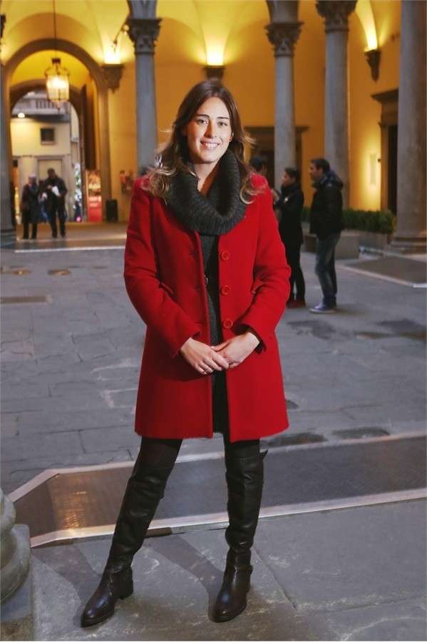 Cappotto rosso per la Boschi