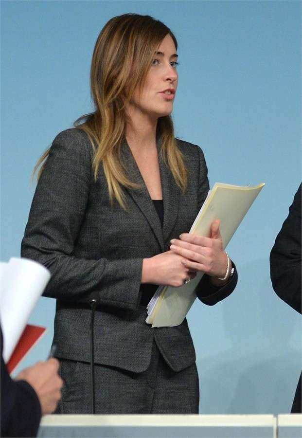 La Boschi con tailleur grigio