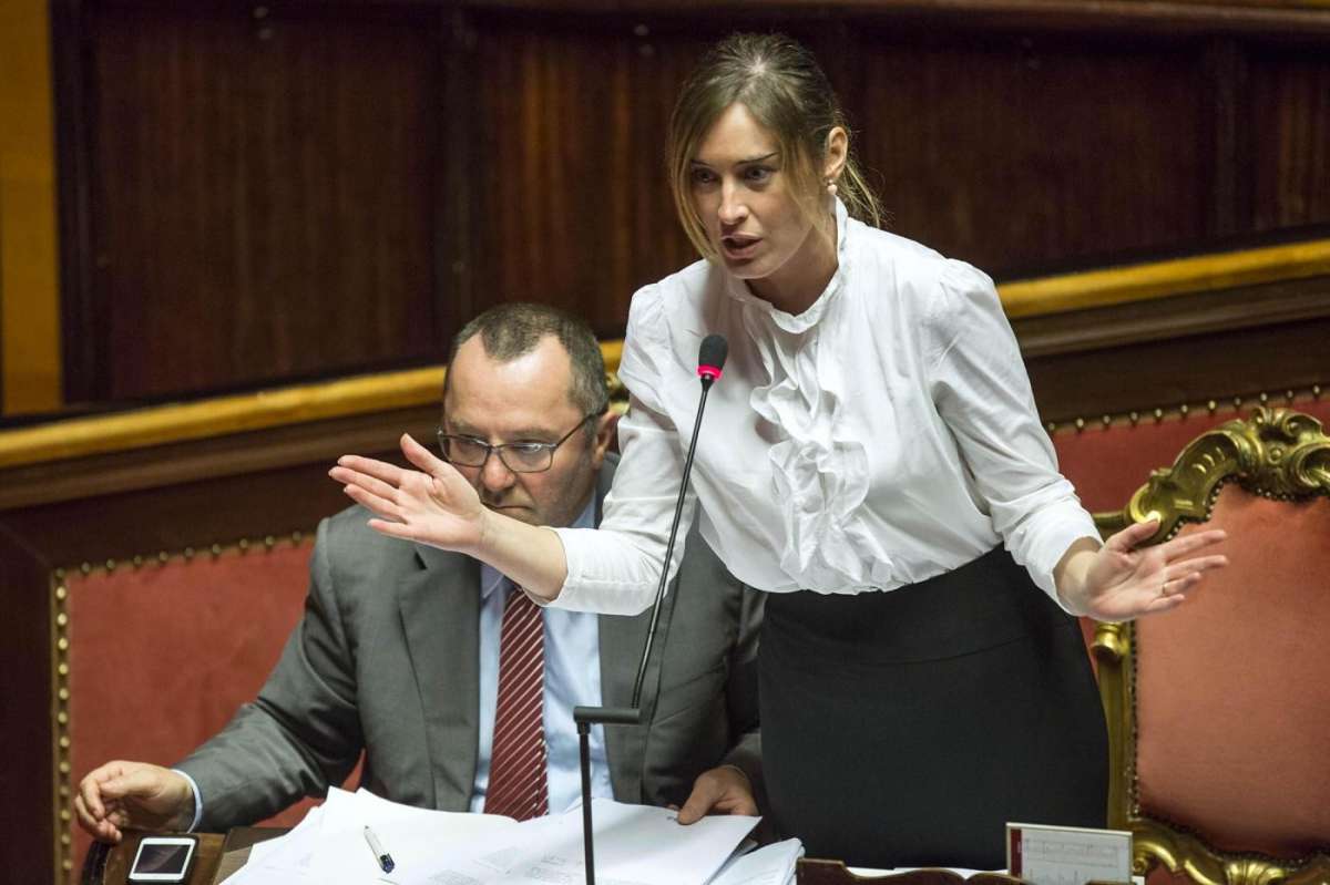 Maria Elena Boschi con camicia bianca