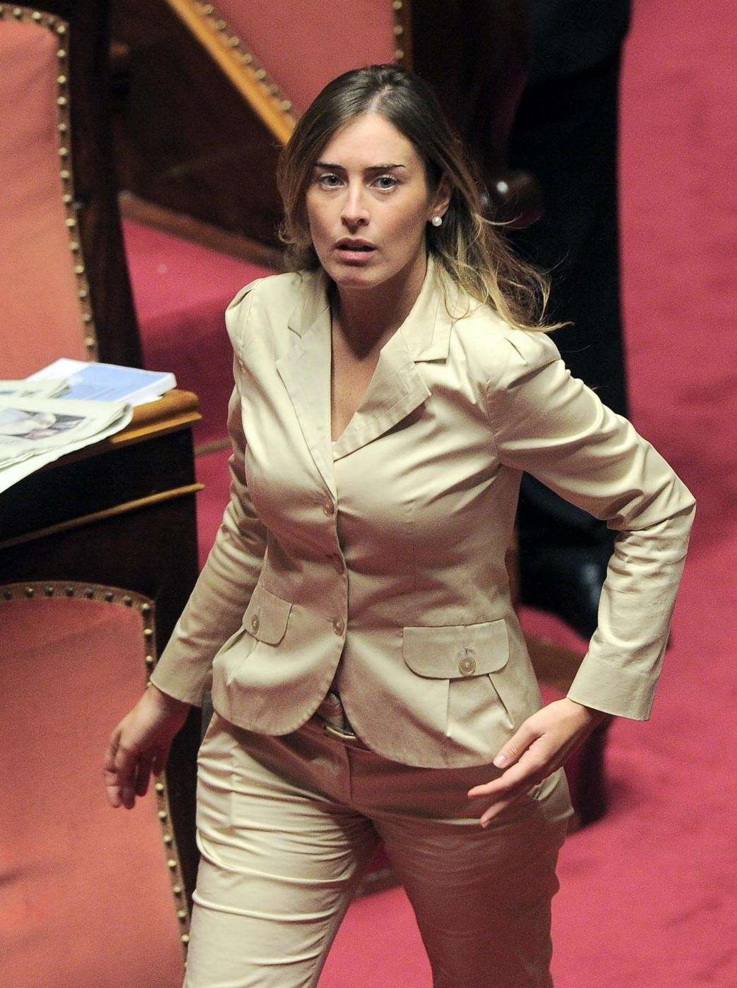 Tailleur beige per la Boschi