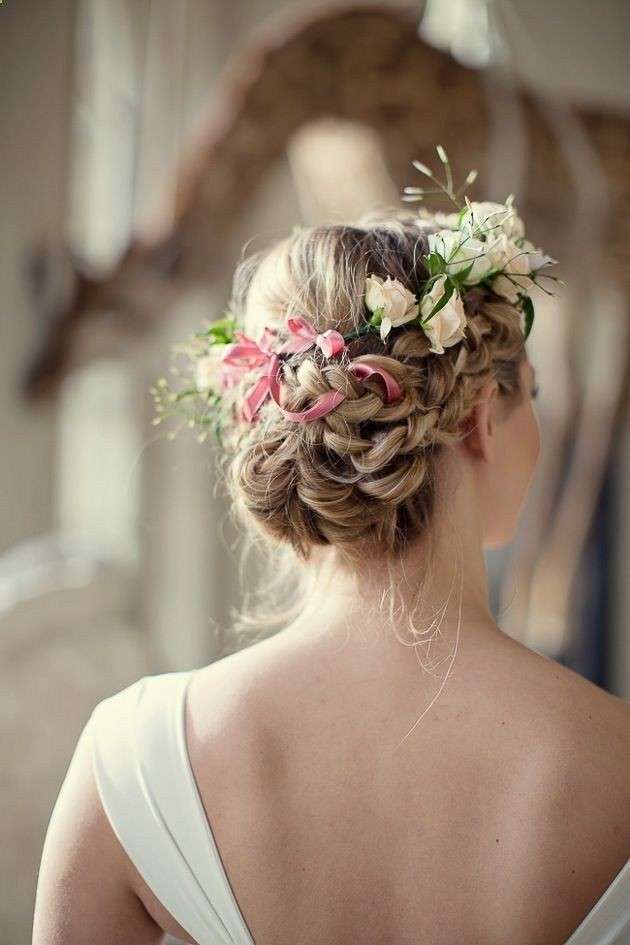 Acconciatura con fiori per la sposa