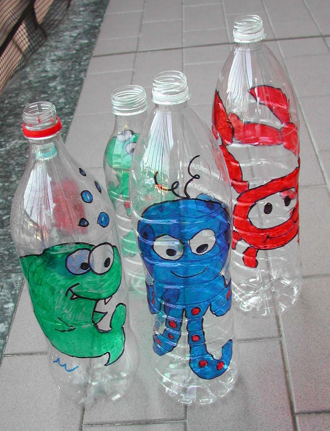 Bottiglie di plastica con disegni