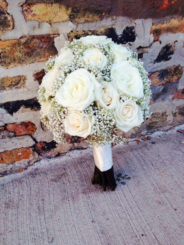 Bouquet bianco con rose e boccioli