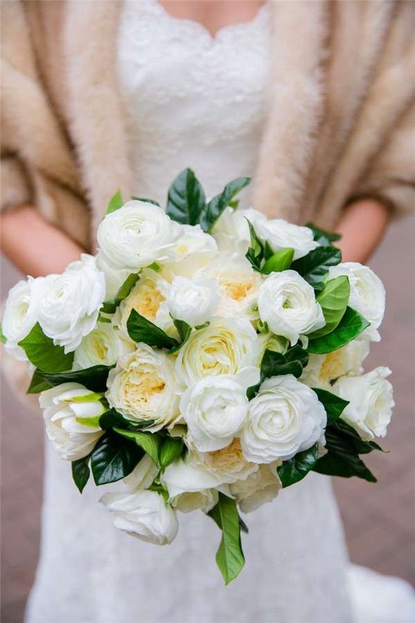 Bouquet bianco per la sposa in inverno