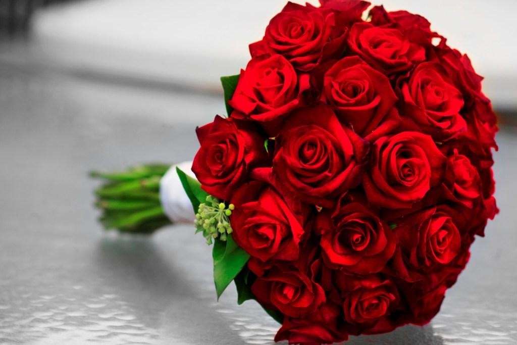 Bouquet con rose rosse