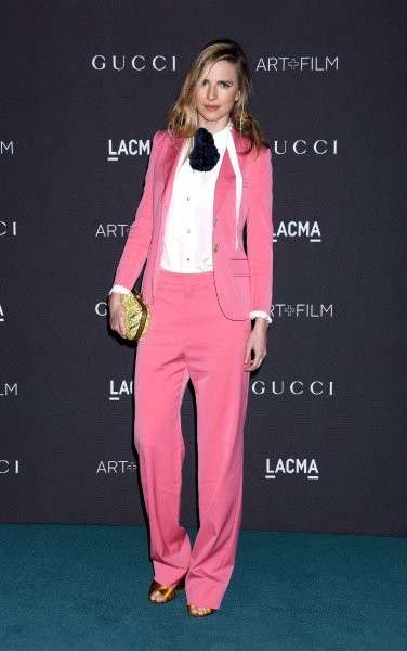 Brit Marling  con tailleur rosa