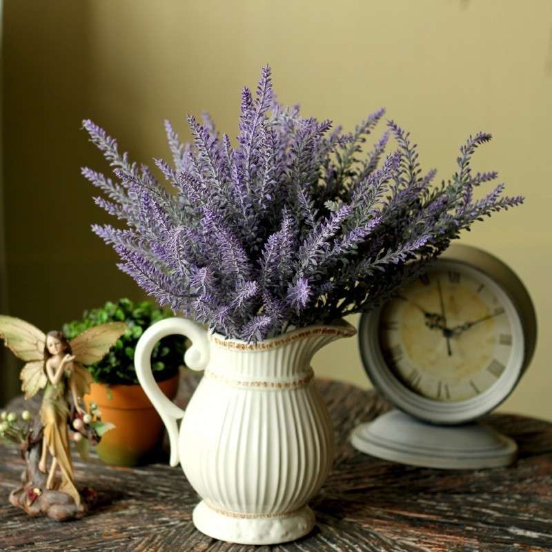 Brocca con rami di lavanda
