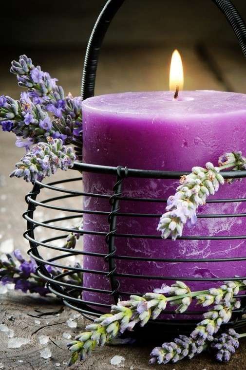Candela con rametti di lavanda