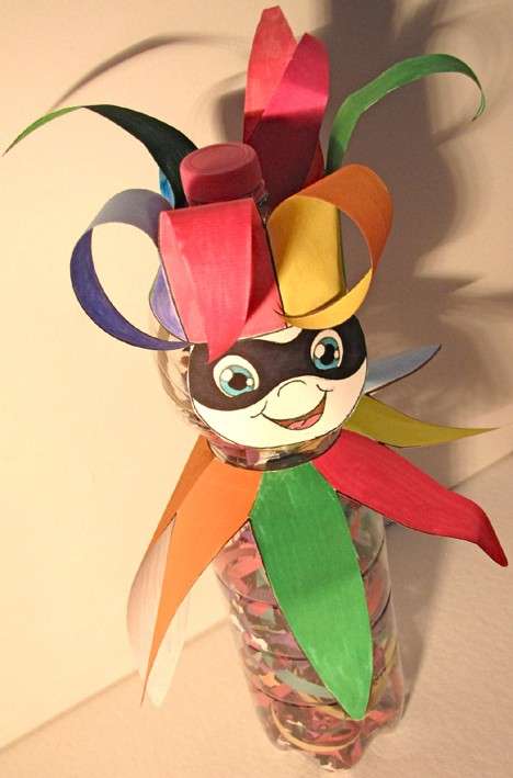 Carnevale con bottiglie di plastica