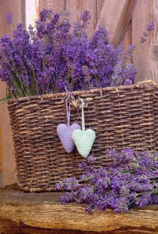 Cesto decorato con lavanda e cuoricini