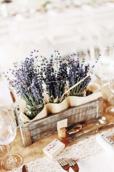 Decorazioni per la tavola con la lavanda