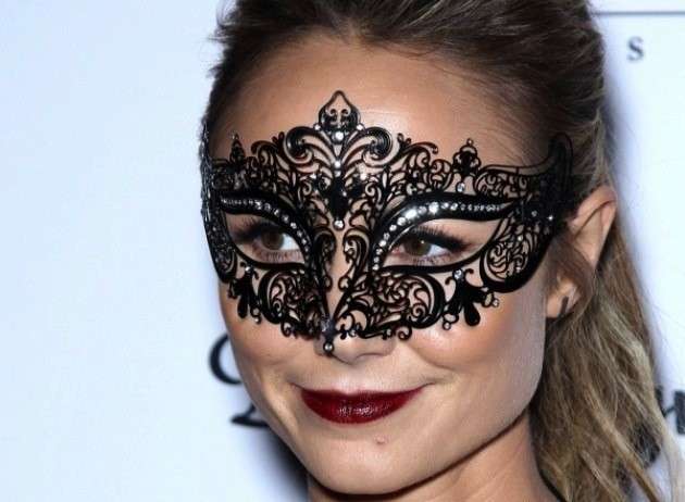 Labbra rosso vino e maschera in pizzo