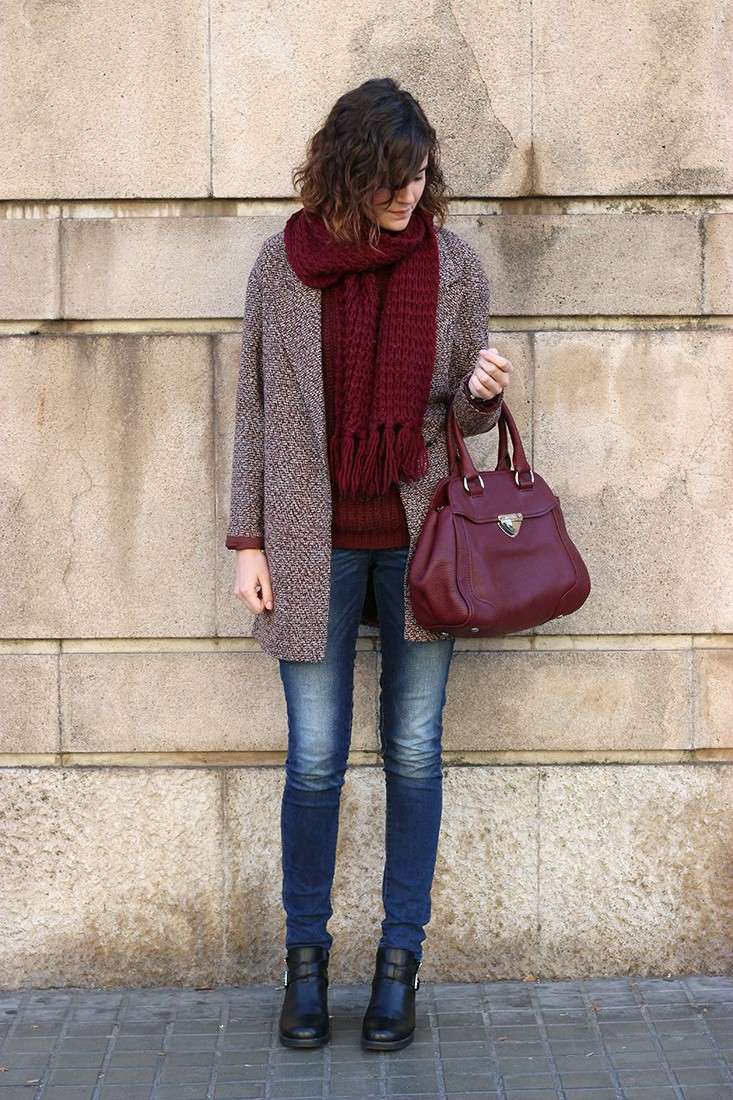 Look con accessori bordeaux