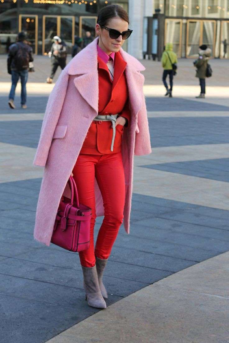 Look con capi rosa e rossi