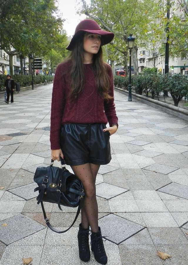 Look con cappello bordeaux