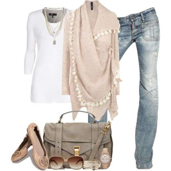 Look con jeans svasati