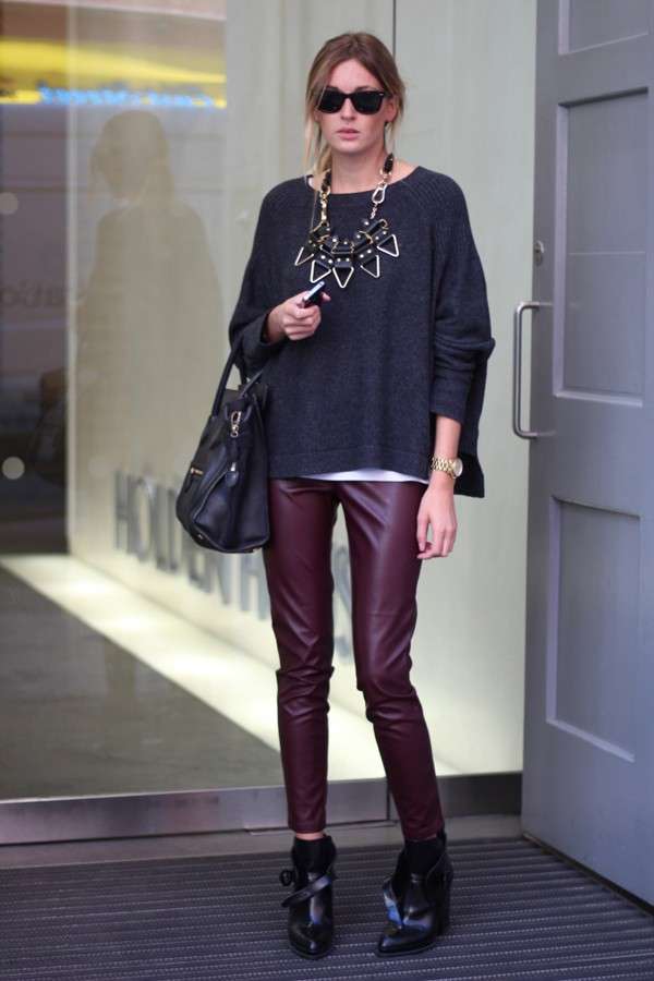 Look con pantaloni di pelle bordeaux