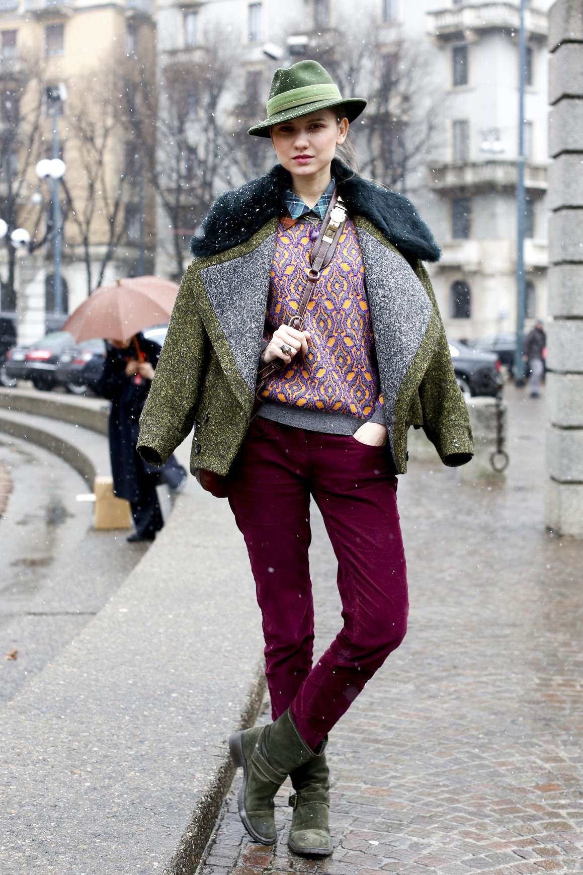 Look eccentrico con pantaloni bordeaux