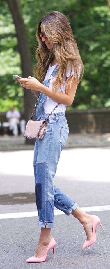 Look in denim con accessori rosa